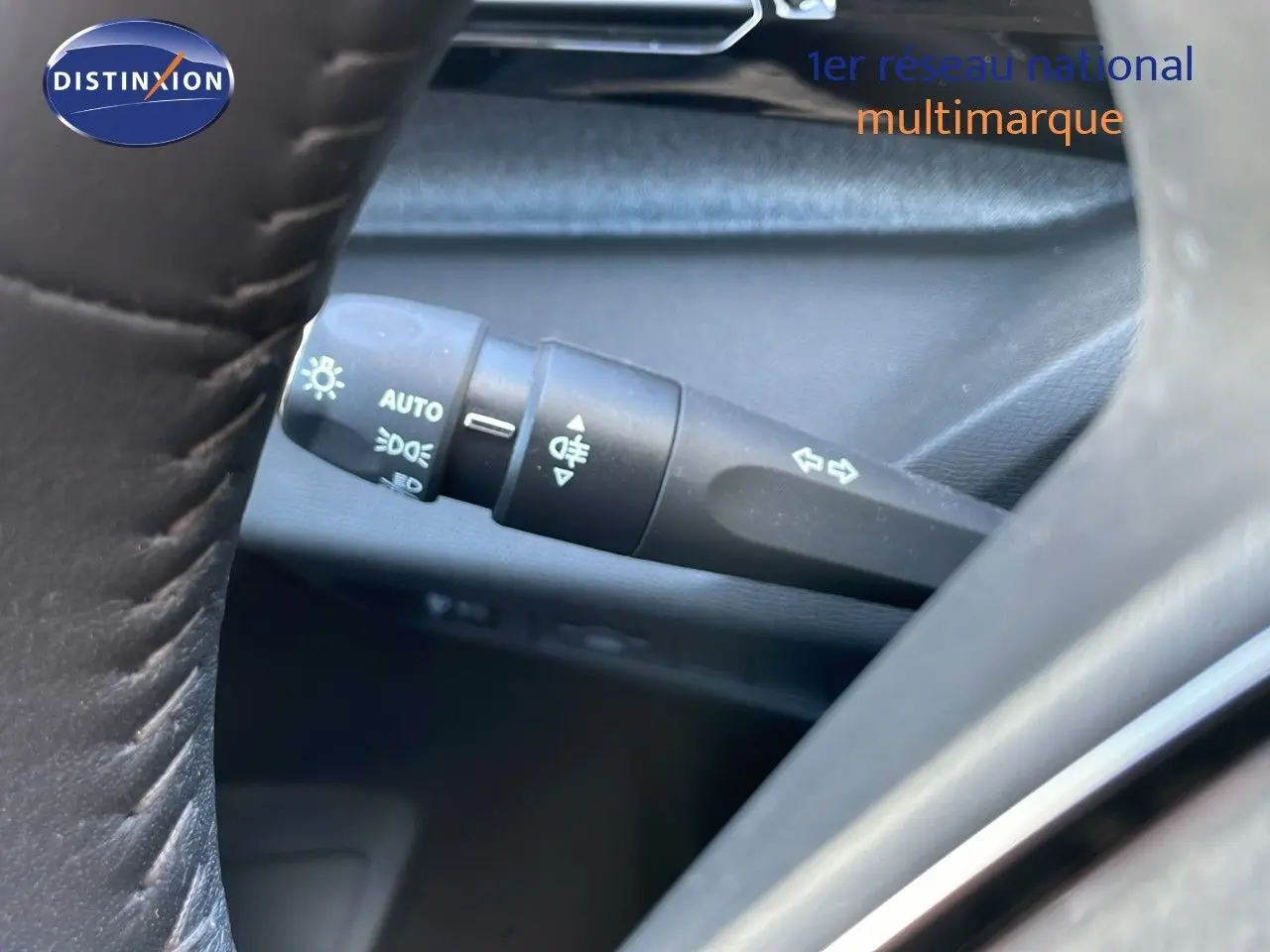 Gros plan sur la manette de clignotants à gauche du volant d’un Peugeot 308 SW gris Artense 2025.