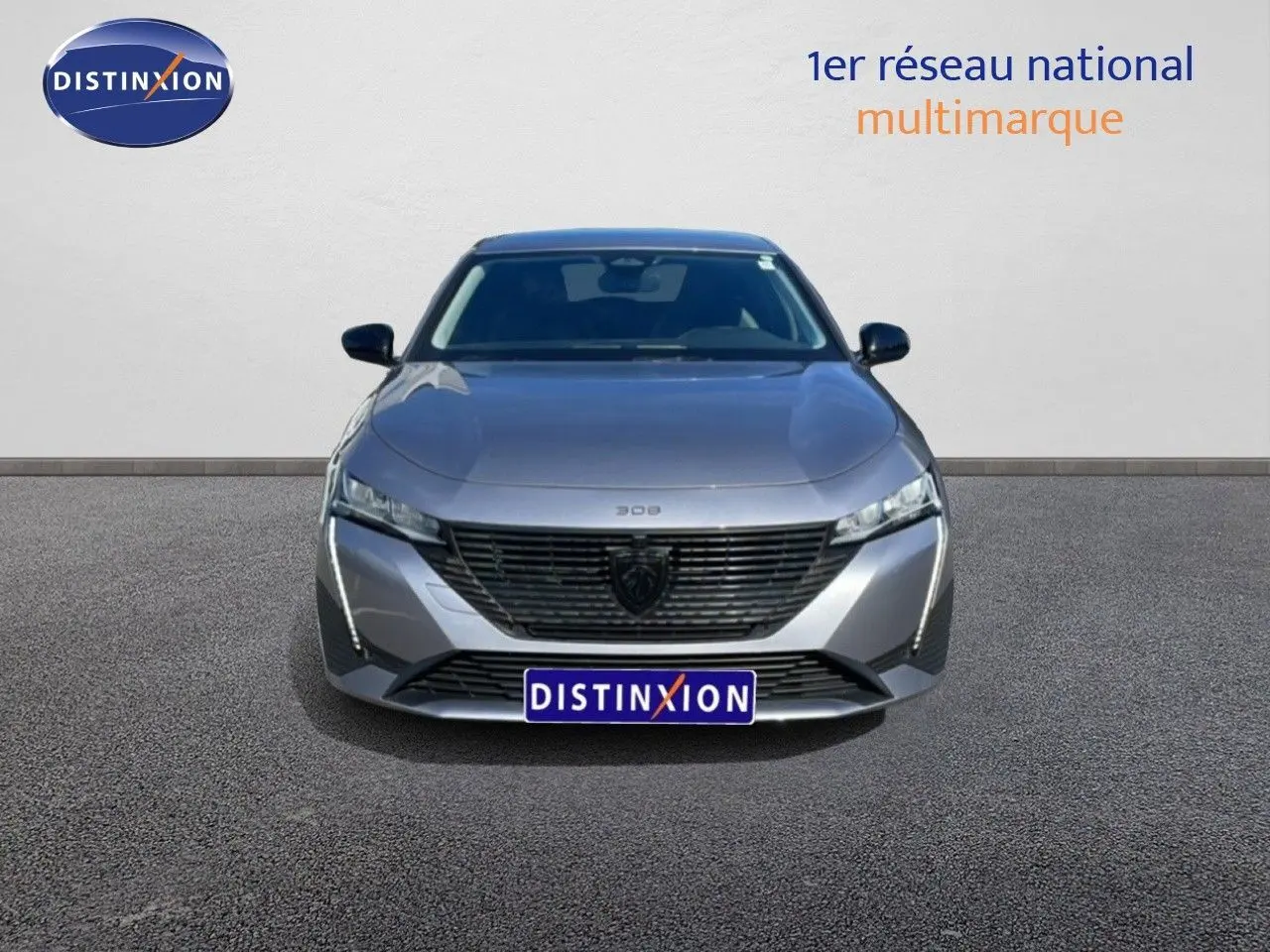 Vue avant d'une Peugeot 308 SW Hybrid gris Artense métallisé avec calandre noire et phares LED fins.