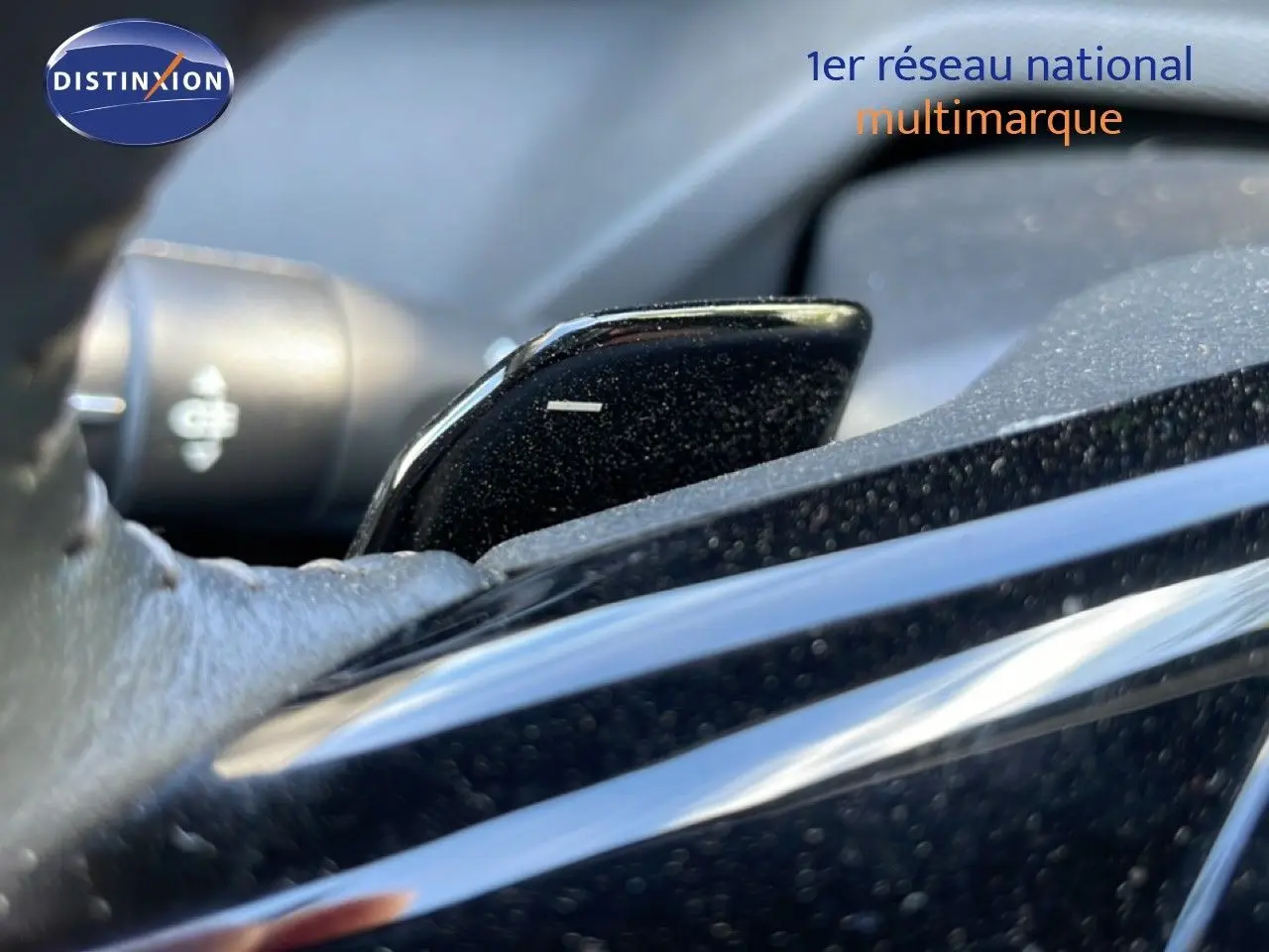 Gros plan sur la palette de changement de vitesse noire à l'intérieur d'une Peugeot 308 SW gris Artense hybride.