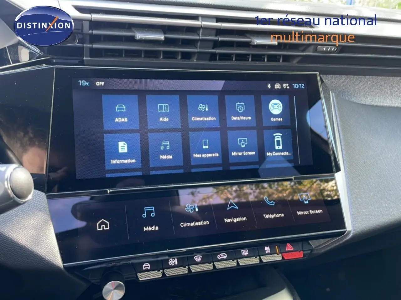 Vue intérieure du tableau de bord de la Peugeot 308 SW Hybrid 2025 avec écran tactile central et commandes numériques.