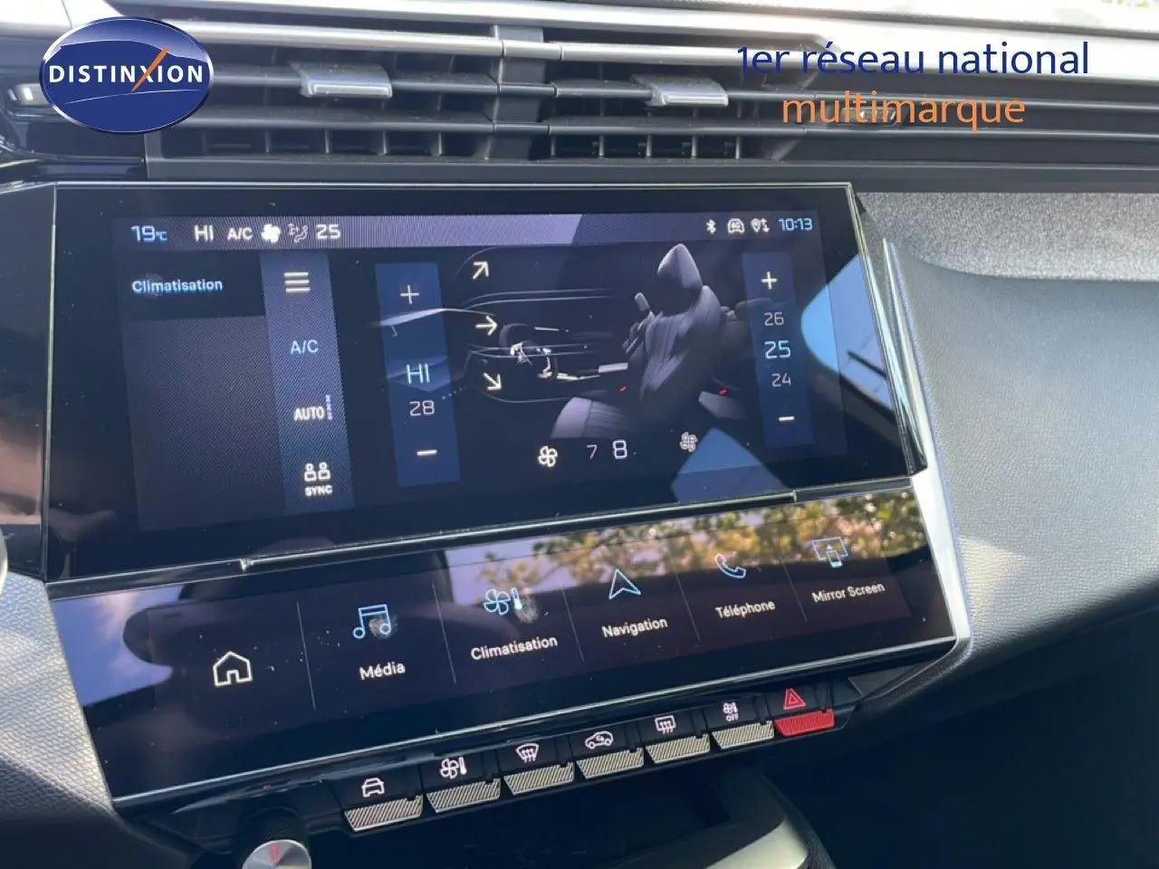Écran tactile central de la Peugeot 308 SW gris Artense, affichant les réglages de climatisation et multimédia.