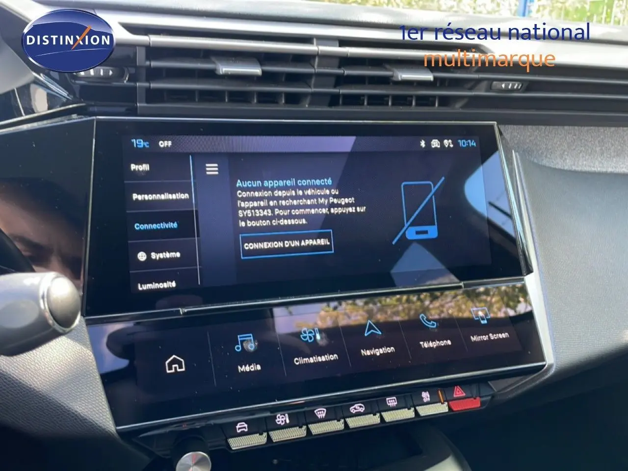 Écran tactile central du tableau de bord de la Peugeot 308 SW gris Artense, affichant le menu connectivité.