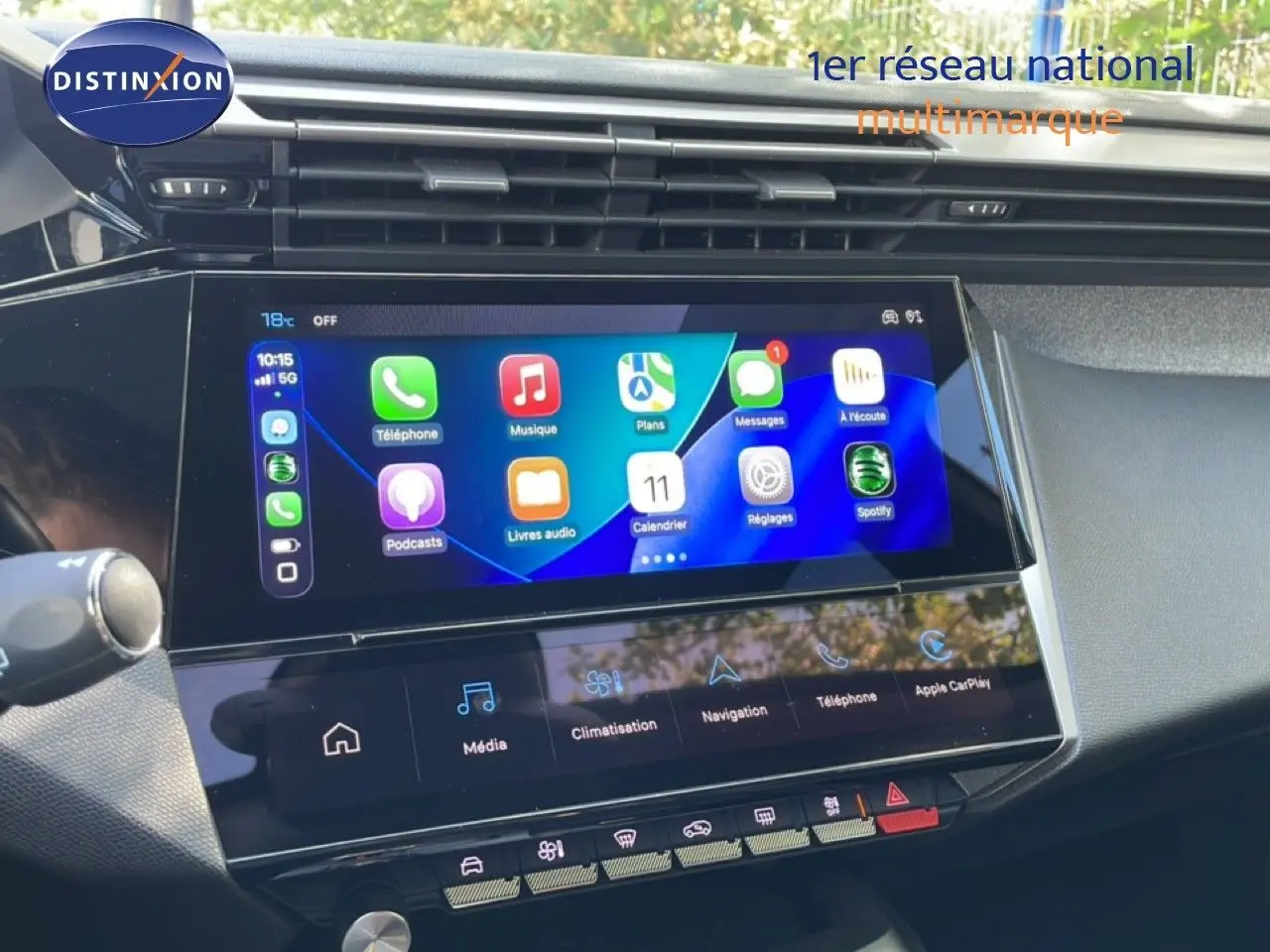 Écran tactile central du tableau de bord de la Peugeot 308 SW gris Artense, affichant Apple CarPlay.