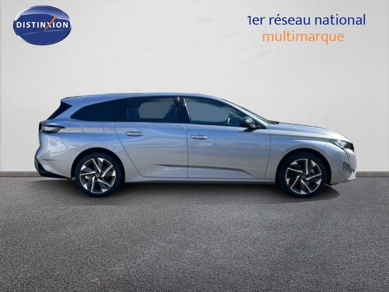 Profil droit d'une Peugeot 308 SW hybride gris Artense métal, avec jantes alliage et lignes fluides modernes.