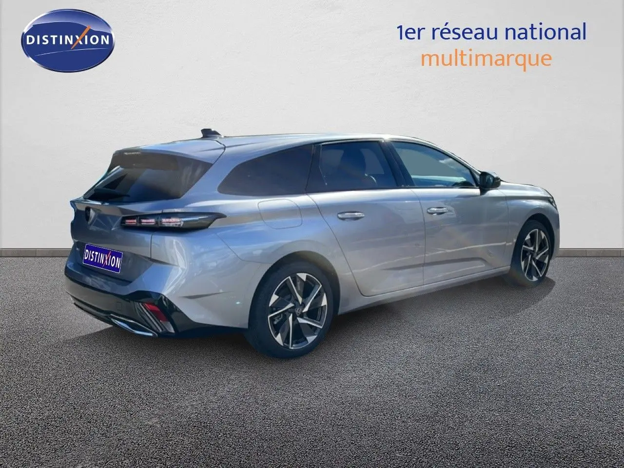 Peugeot 308 SW hybride gris Artense métal vue 3/4 arrière droit avec jantes alliage et vitres teintées.