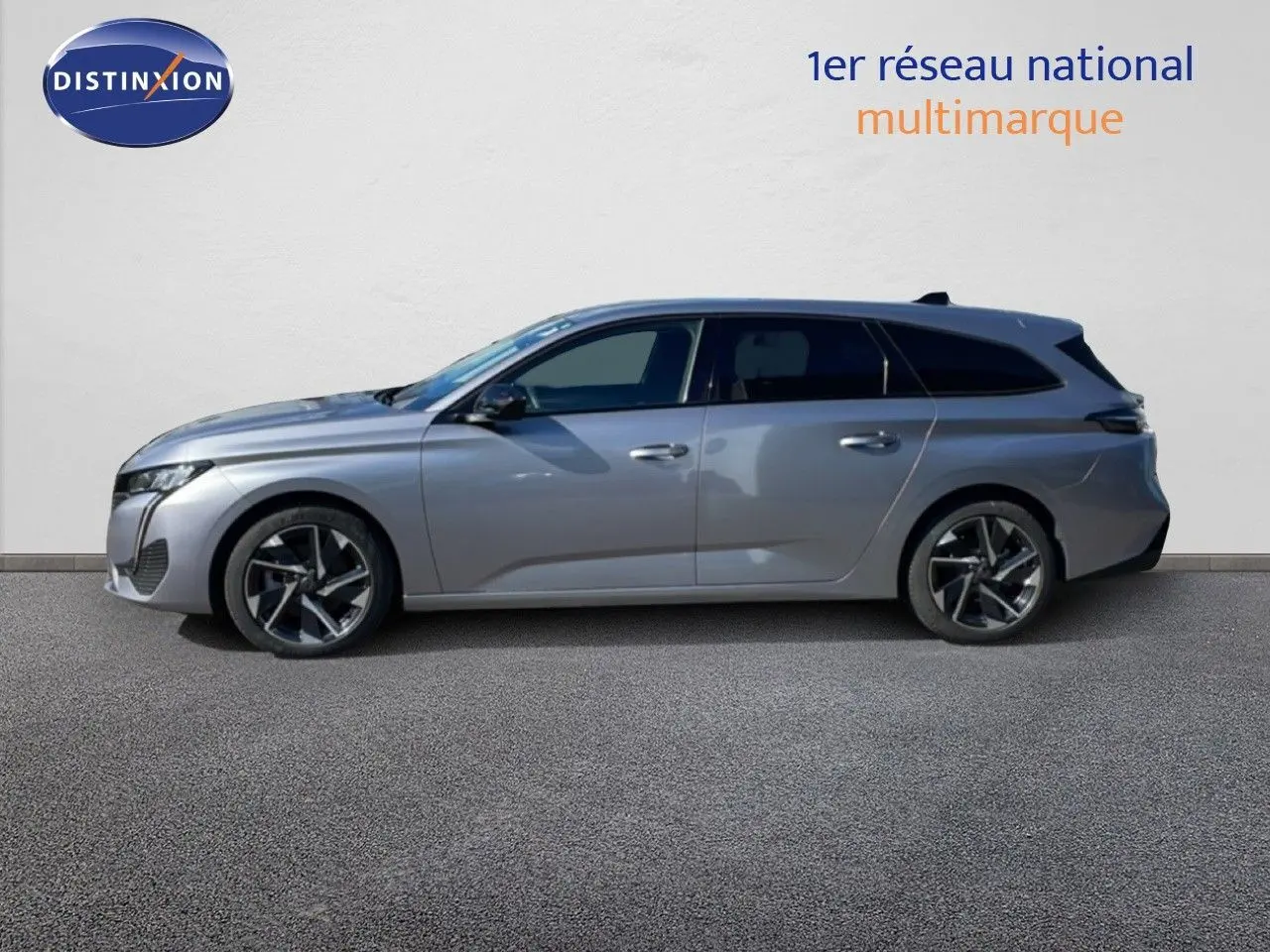 Profil latéral droit d'une Peugeot 308 SW Hybrid 145ch gris Artense métallisé avec jantes alliage noires et grises.