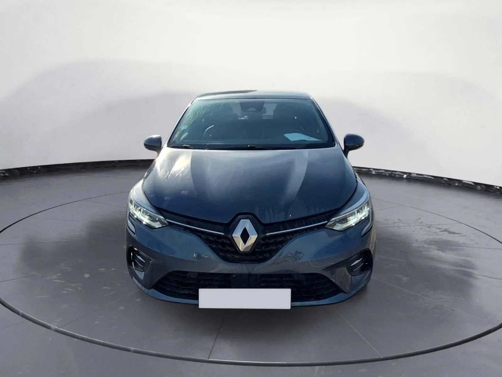 Vue frontale d'une Renault Clio V gris foncé métal 2021 avec feux LED et calandre noire distinctive.