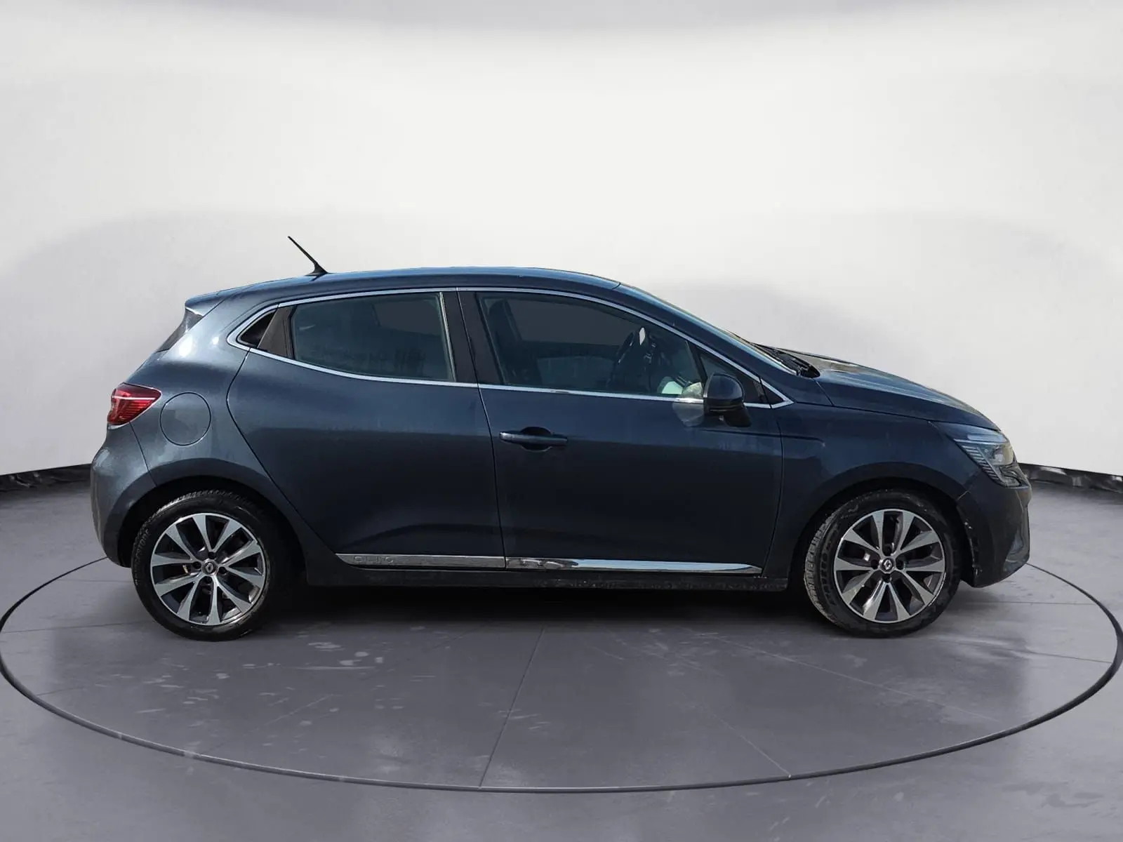 Profil côté gauche de la Renault Clio V TCE 90 Intens 2021 en gris foncé métal avec jantes alliage 16 pouces.