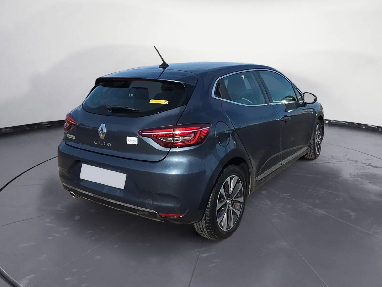 Renault Clio V TCE 90 gris foncé métal vue 3/4 arrière droit avec jantes alliage et feux LED distinctifs.