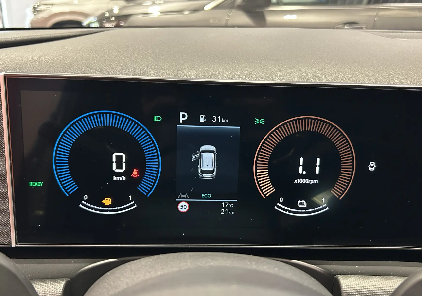 Tableau de bord numérique du Hyundai Tucson 2025, affichant vitesse, régime moteur et autonomie en mode ECO.