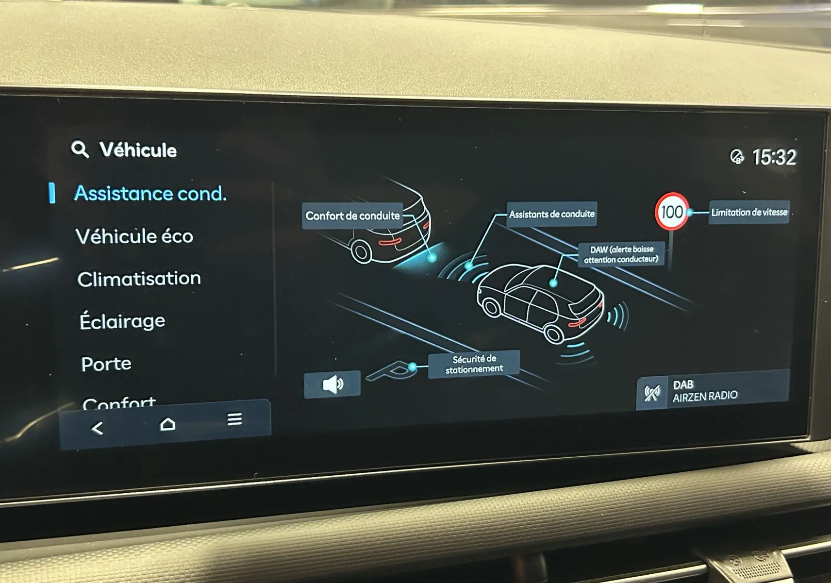 Écran tactile intérieur du Hyundai Tucson 2025 affichant les aides à la conduite et la limitation de vitesse à 100 km/h.