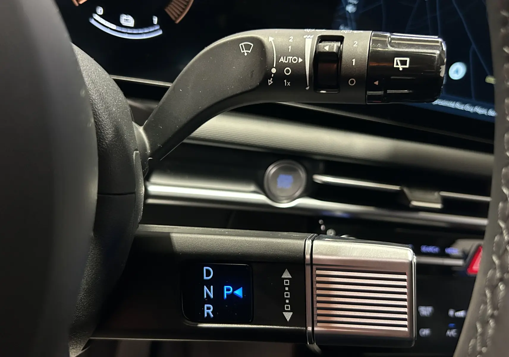 Détail du levier de vitesses automatique et commande d’essuie-glace sur le tableau de bord du Hyundai Tucson 2025.