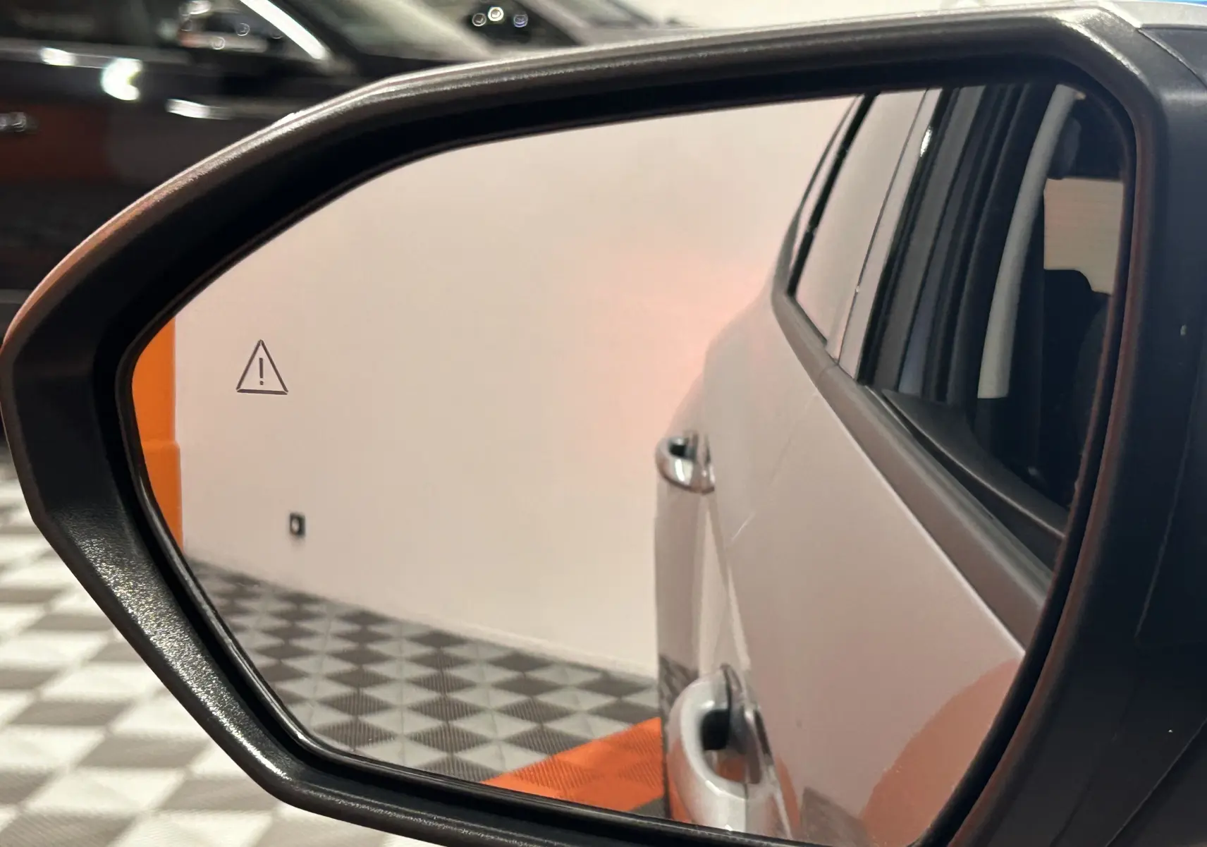 Rétroviseur côté droit montrant la carrosserie argent métallisé du Hyundai Tucson IV Ph.2 STYLE 2025 en intérieur.