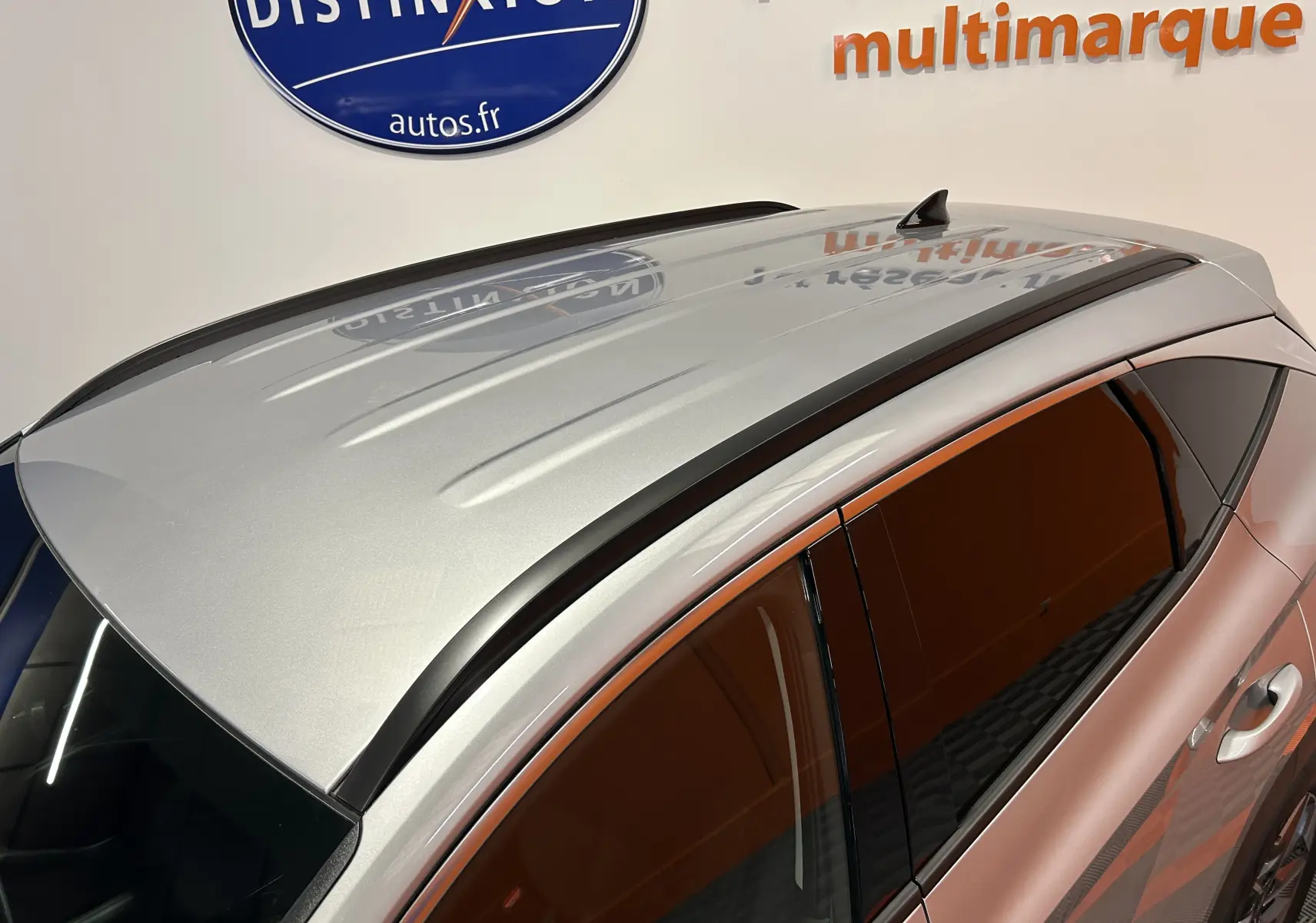 Toit et partie supérieure latérale droite d'un Hyundai Tucson 2025 en Shimmering Silver avec vitres arrière surteintées.