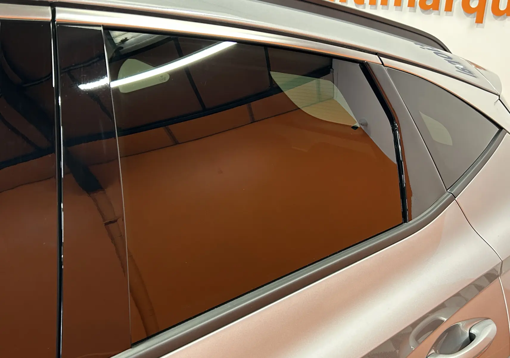 Gros plan sur la vitre arrière teintée côté gauche du Hyundai Tucson 2025 Shimmering Silver, soulignant la carrosserie métallisée.