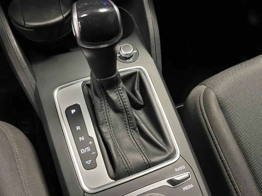 Gros plan sur le levier de vitesses automatique noir et la console centrale du Audi Q2 Business line 2022.