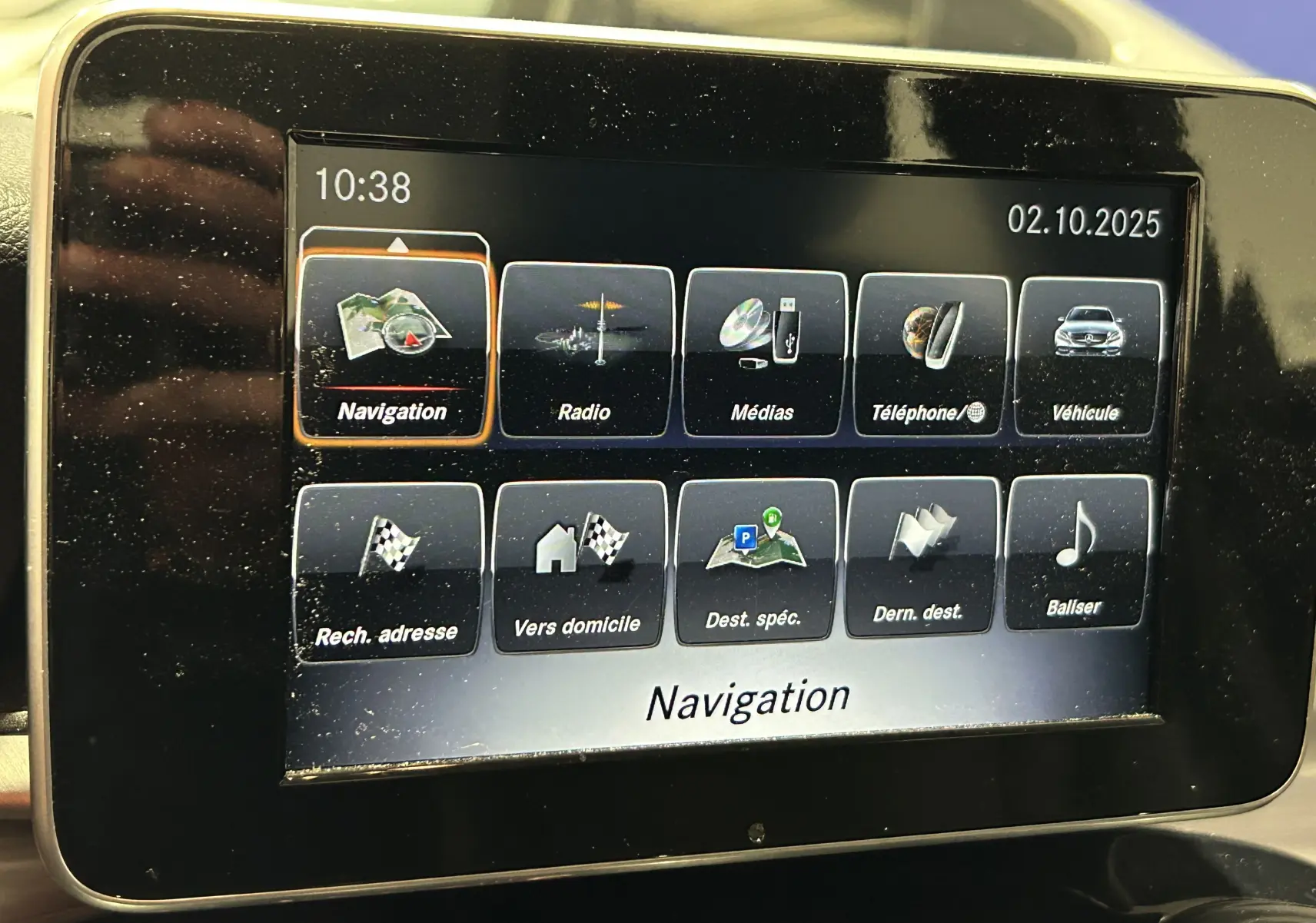 Écran tactile central de la Mercedes Classe C 200d bleu 2018 affichant le menu navigation et multimédia.