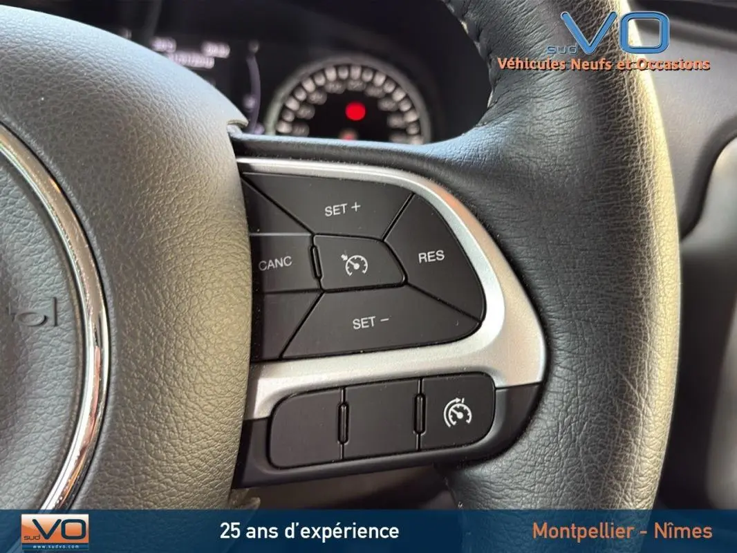 Gros plan sur les commandes du régulateur de vitesse au volant d'une Jeep Renegade 2020, intérieur noir.