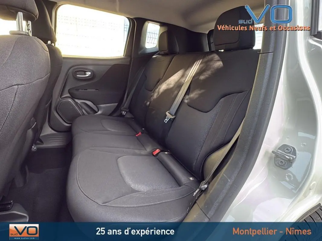 Vue intérieure arrière côté droit du Jeep Renegade blanc, montrant les sièges arrière en tissu noir.