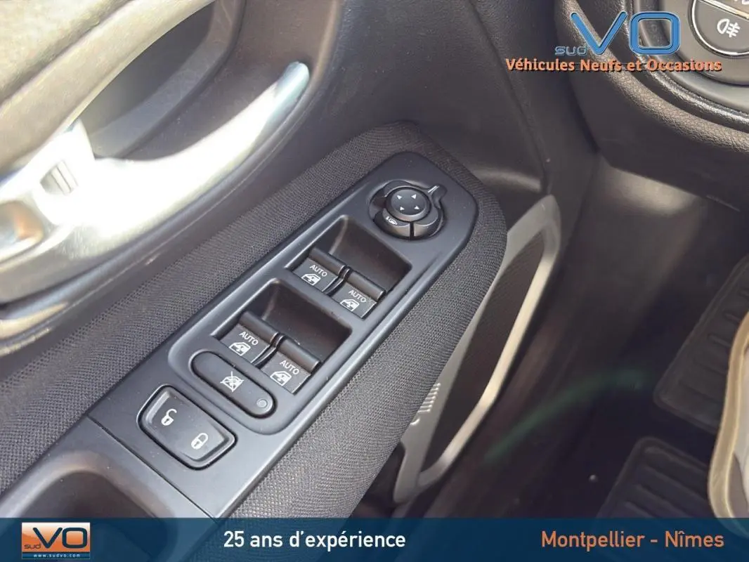 Gros plan sur les commandes des vitres et rétroviseurs côté conducteur du Jeep Renegade blanc 2020 Quiksilver Edition