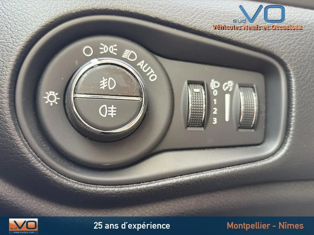 Gros plan sur les commandes d'éclairage du tableau de bord d'un Jeep Renegade blanc, édition Quiksilver 2020.