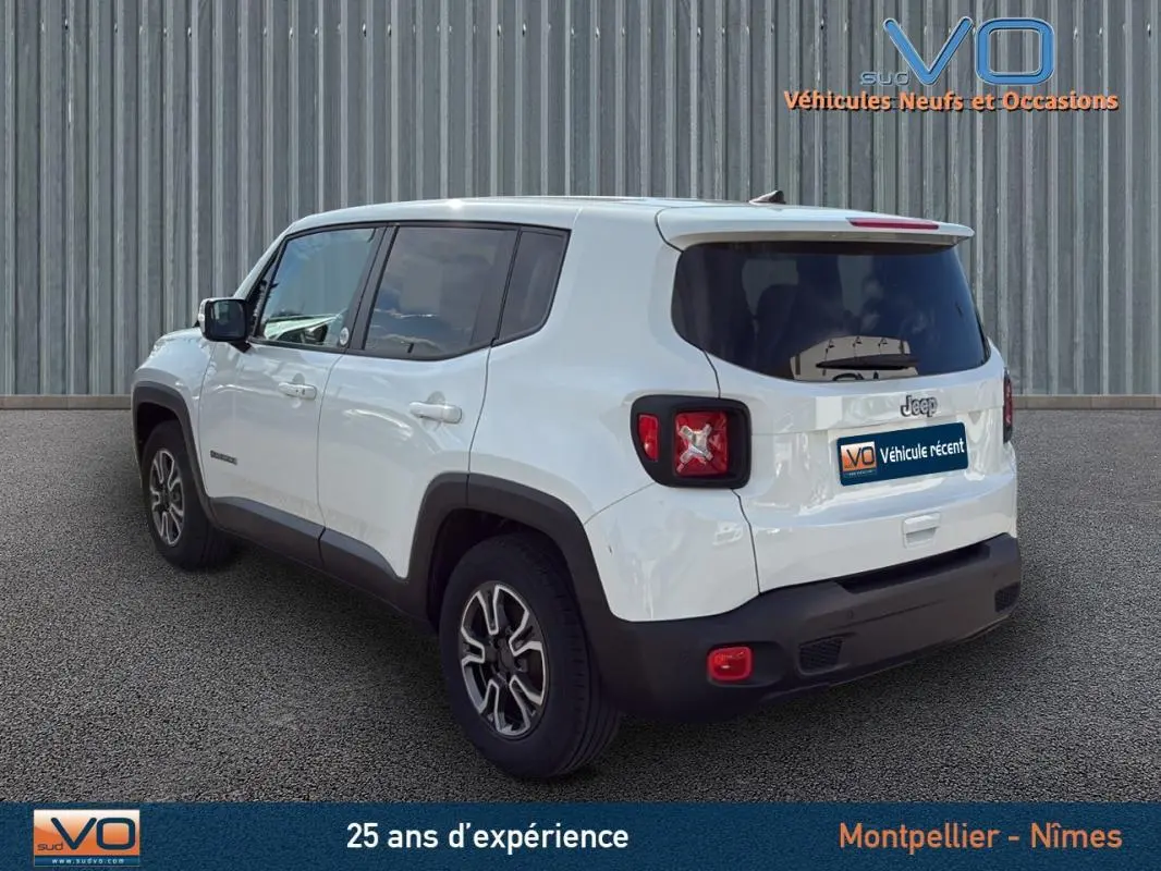 Jeep Renegade blanc en vue 3/4 arrière droit, avec jantes alliage 17 pouces et vitres teintées arrière.