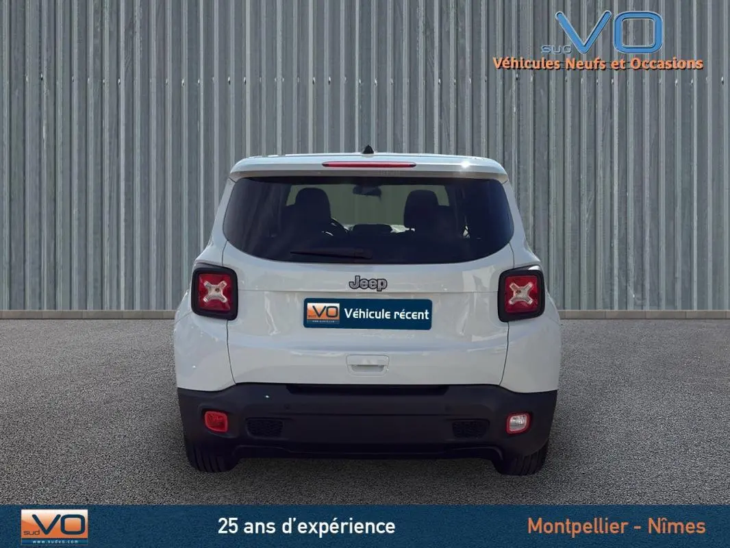 Vue arrière d'un Jeep Renegade blanc 2020 avec feux arrière carrés et plaque "Véhicule récent" visible.