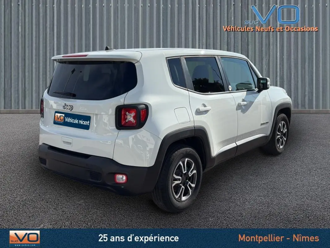 Jeep Renegade blanc vue 3/4 arrière droit, jantes alliage 17 pouces et vitres arrière teintées visibles