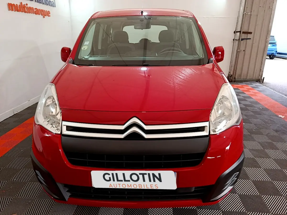 Vue avant d'un Citroën Berlingo rouge 2016 avec calandre noire et logo double chevron visible.