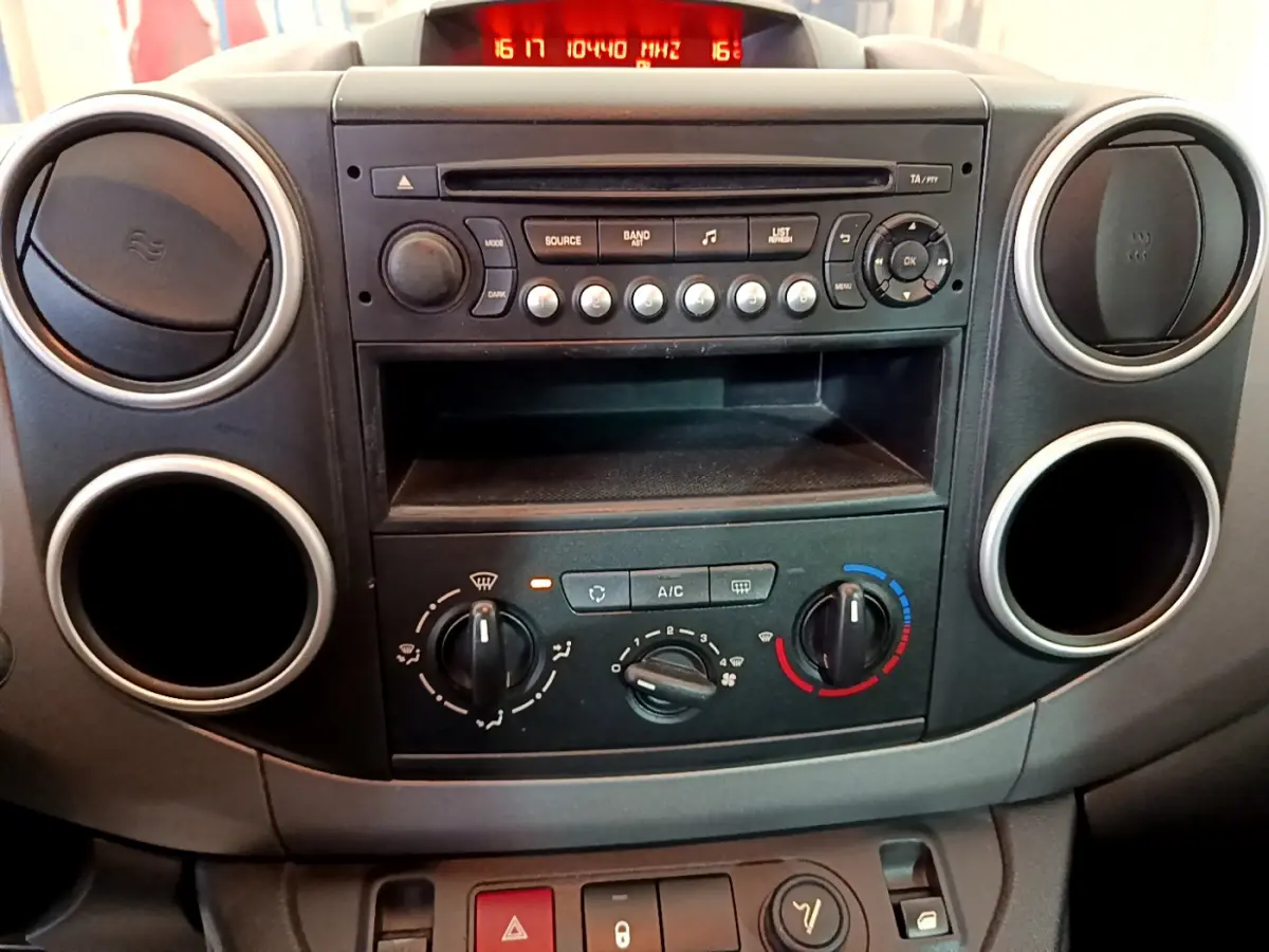 Tableau de bord central du Citroën Berlingo 2016, vue frontale montrant commandes climatisation et radio noire.