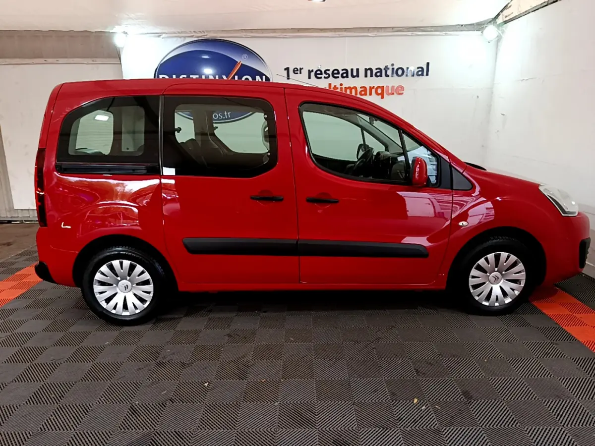 Profil droit d'un Citroën Berlingo rouge 2016 avec vitres teintées et protections latérales noires visibles.