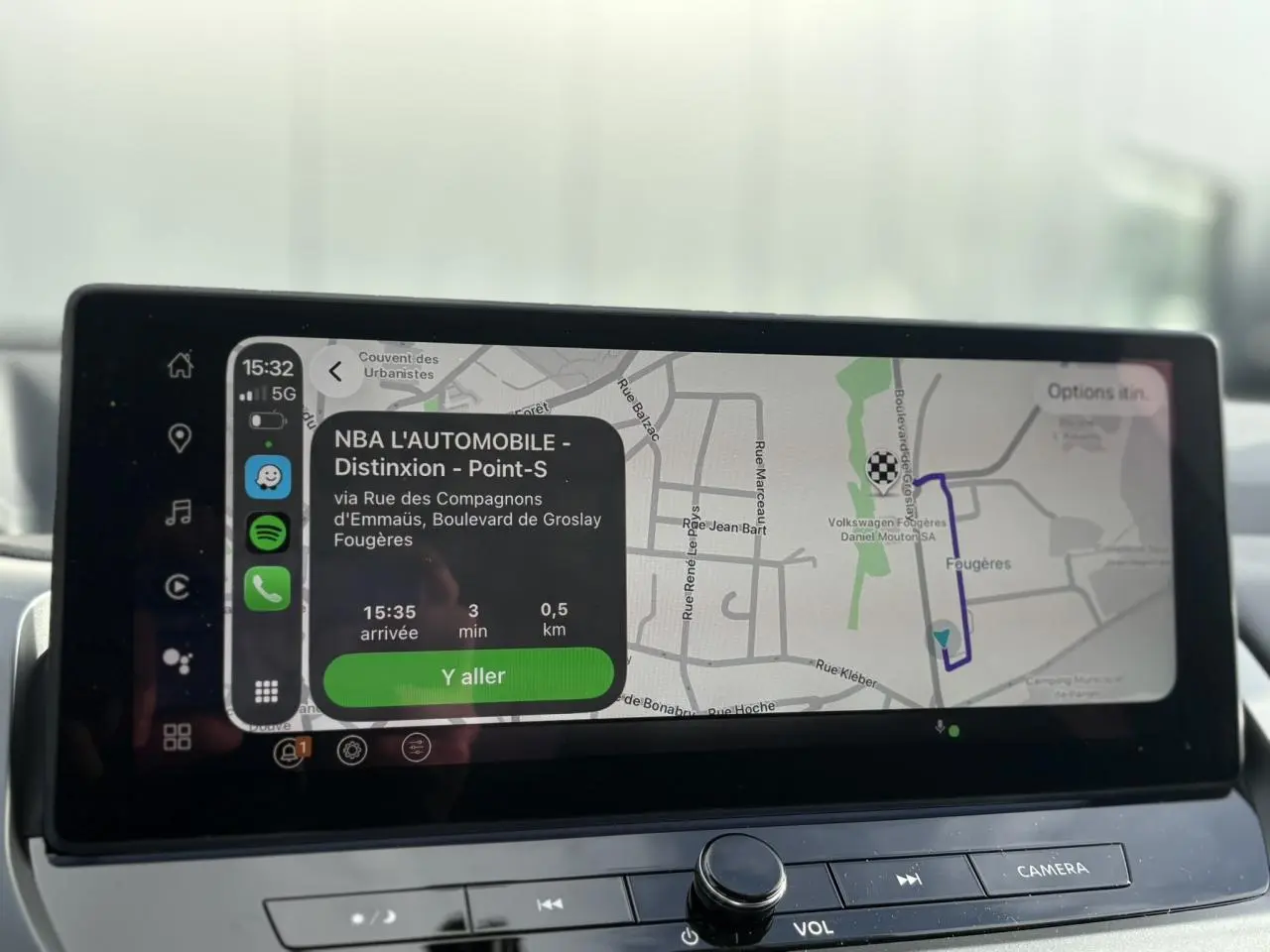 Écran tactile intérieur du Nissan Qashqai 2025 montrant la navigation avec carte et itinéraire en cours.