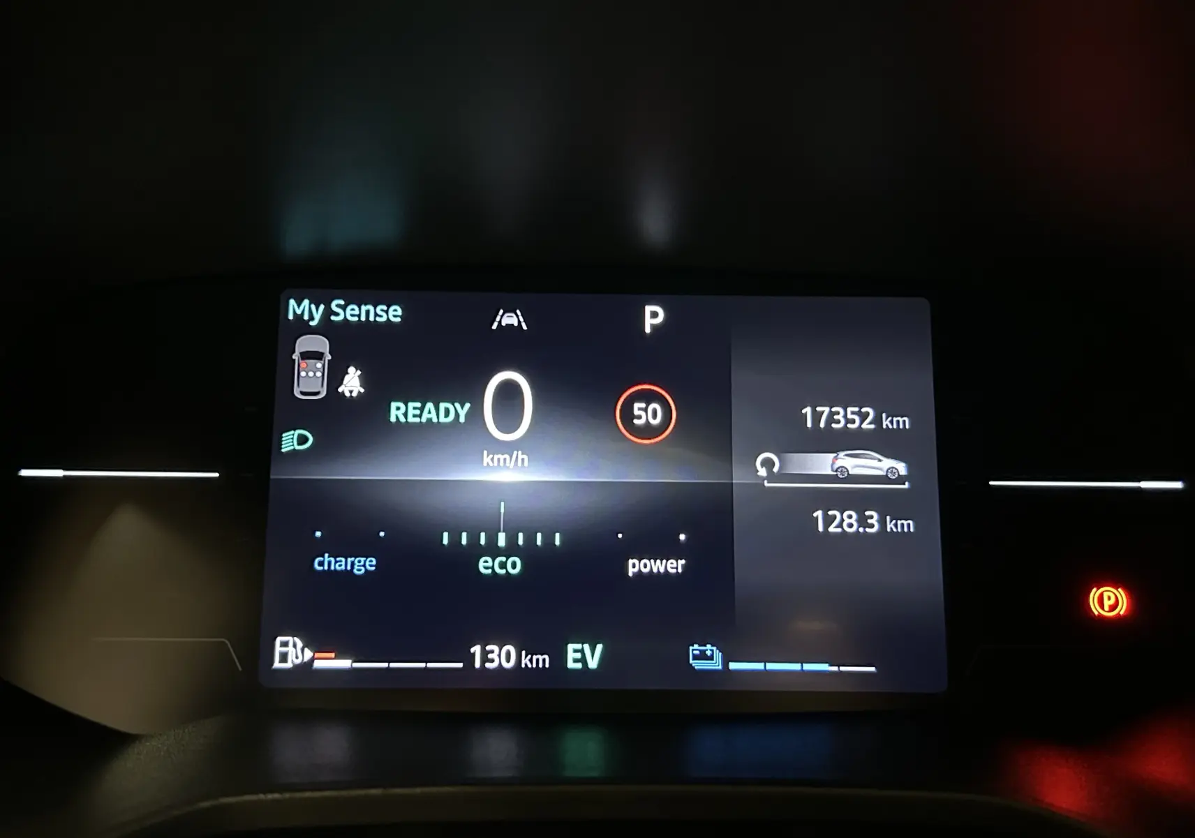 Tableau de bord numérique de Renault Clio V E-TECH gris, affichant 17 352 km, mode prêt et vitesse 0 km/h.