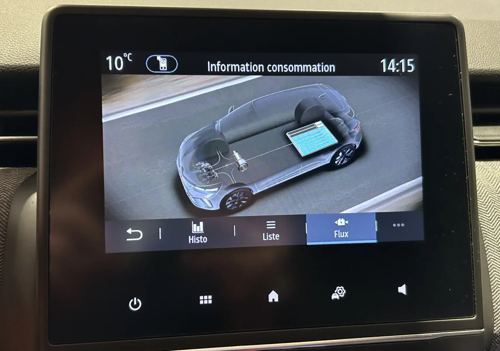 Écran tactile intérieur montrant la consommation d'énergie d'une Renault Clio V hybride en vue 3D.