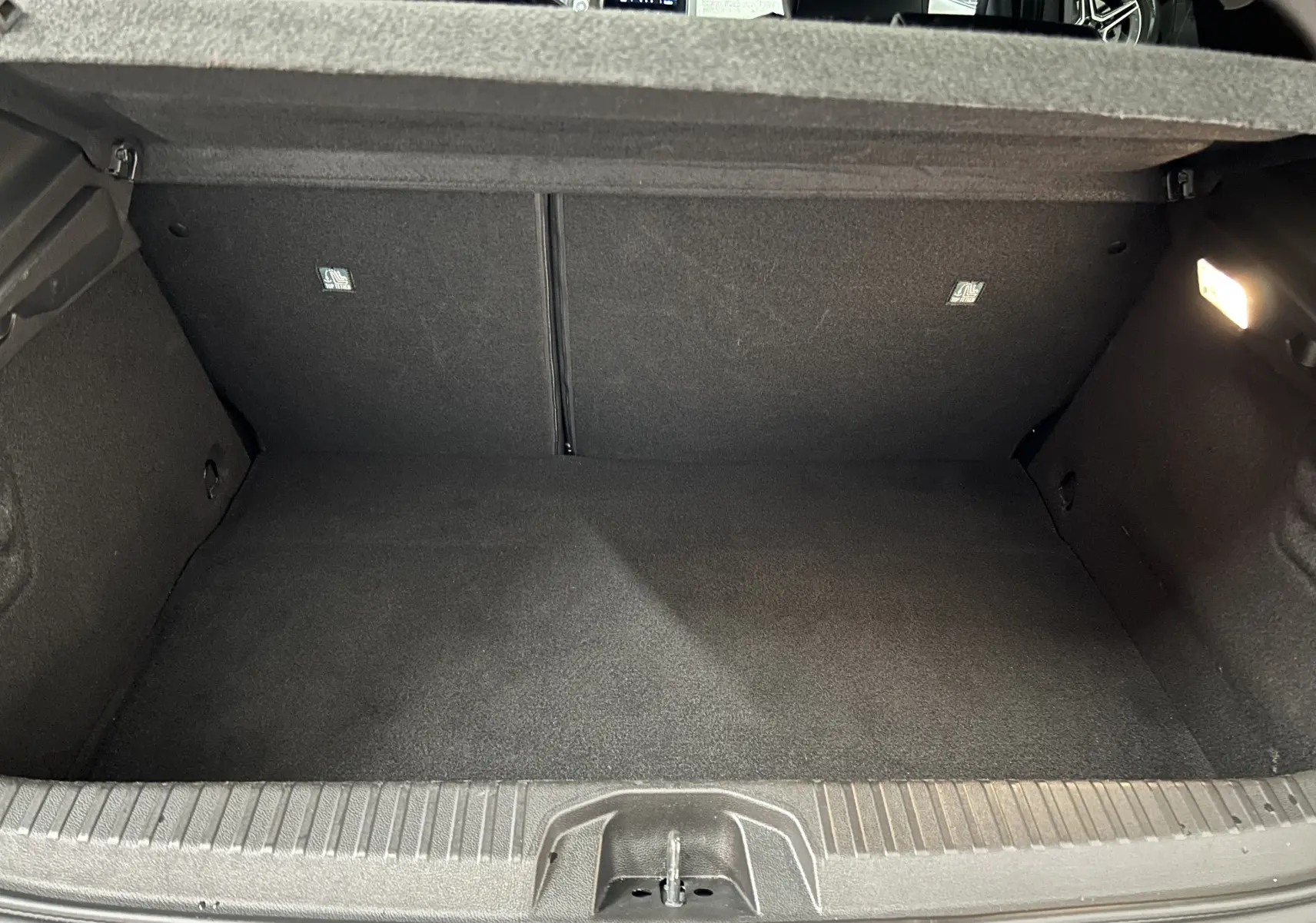 Vue intérieure du coffre spacieux et propre de la Renault Clio V E-Tech 145ch, sans objet visible.