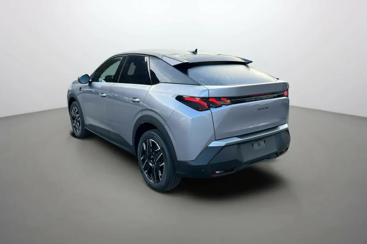 Peugeot 3008 Hybrid 145 GT Alcantara gris artense, vue 3/4 arrière côté gauche avec toit noir et jantes alu 19 pouces.
