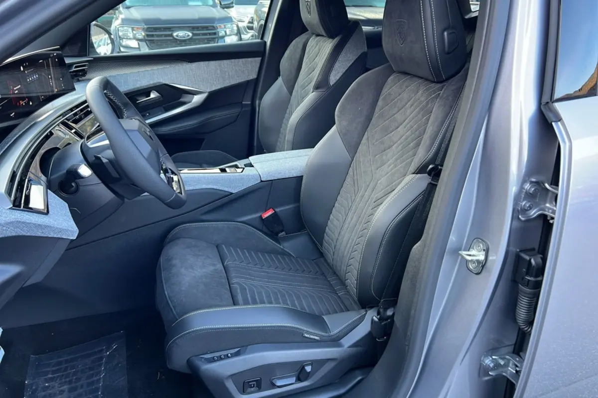 Vue intérieure côté conducteur du Peugeot 3008 Hybrid 145 GT Alcantara, sièges en cuir et alcantara gris avec surpiqûres contrastées.