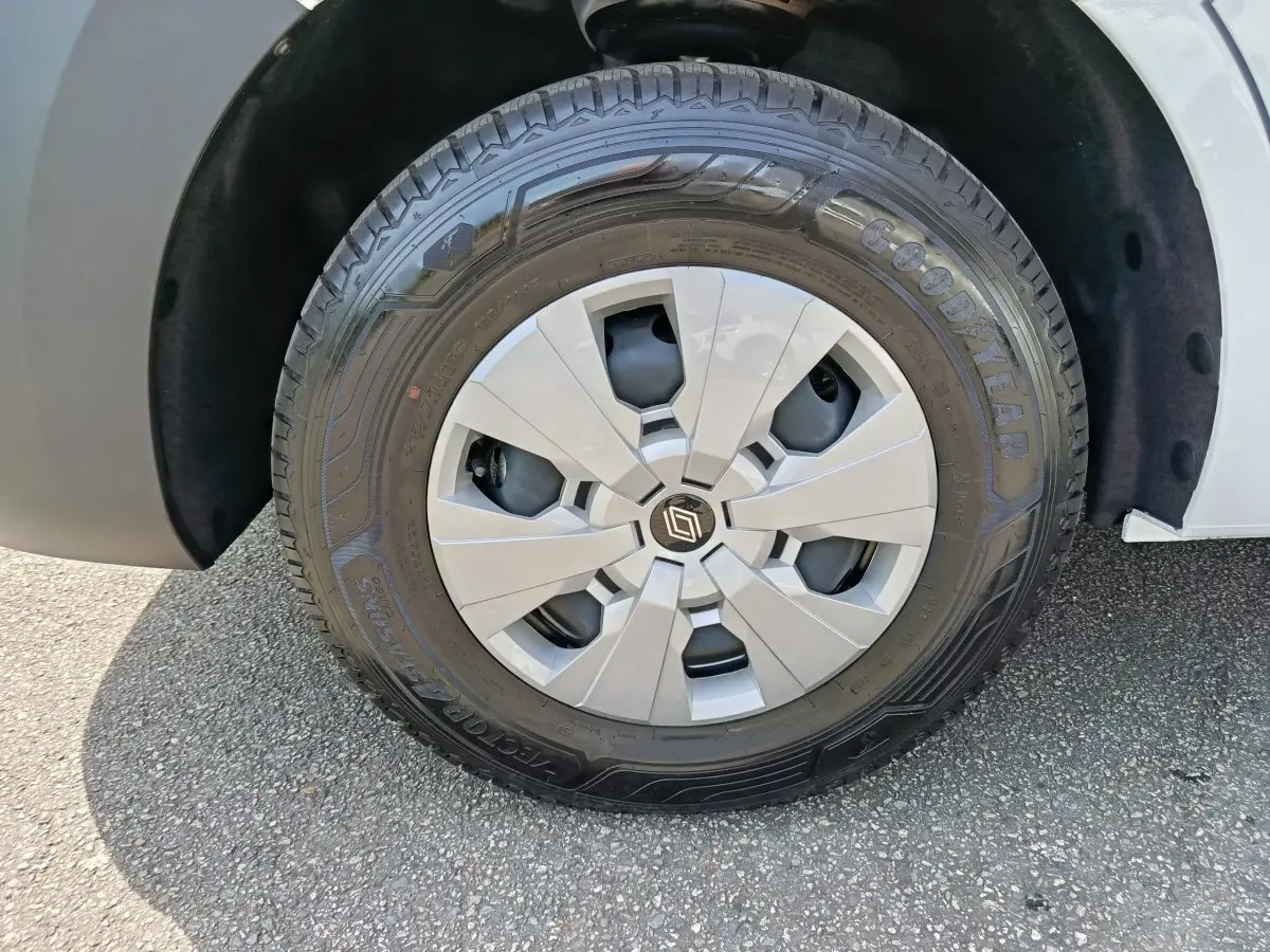Gros plan sur la roue avant droite du Renault Master blanc, avec jante en alliage et pneu Goodyear visible.