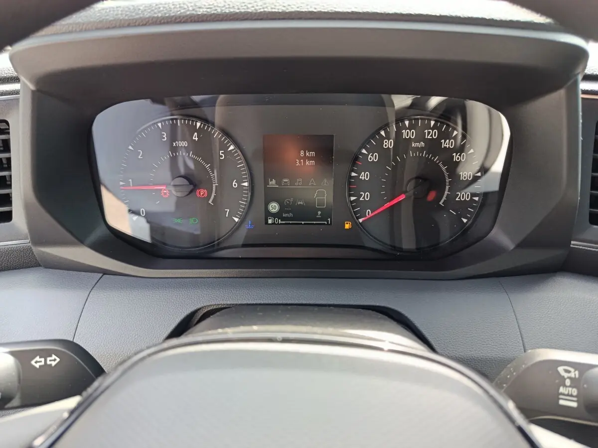 Vue rapprochée du combiné d'instruments numérique et analogique du Renault Master 2025 avec affichage multifonctions.