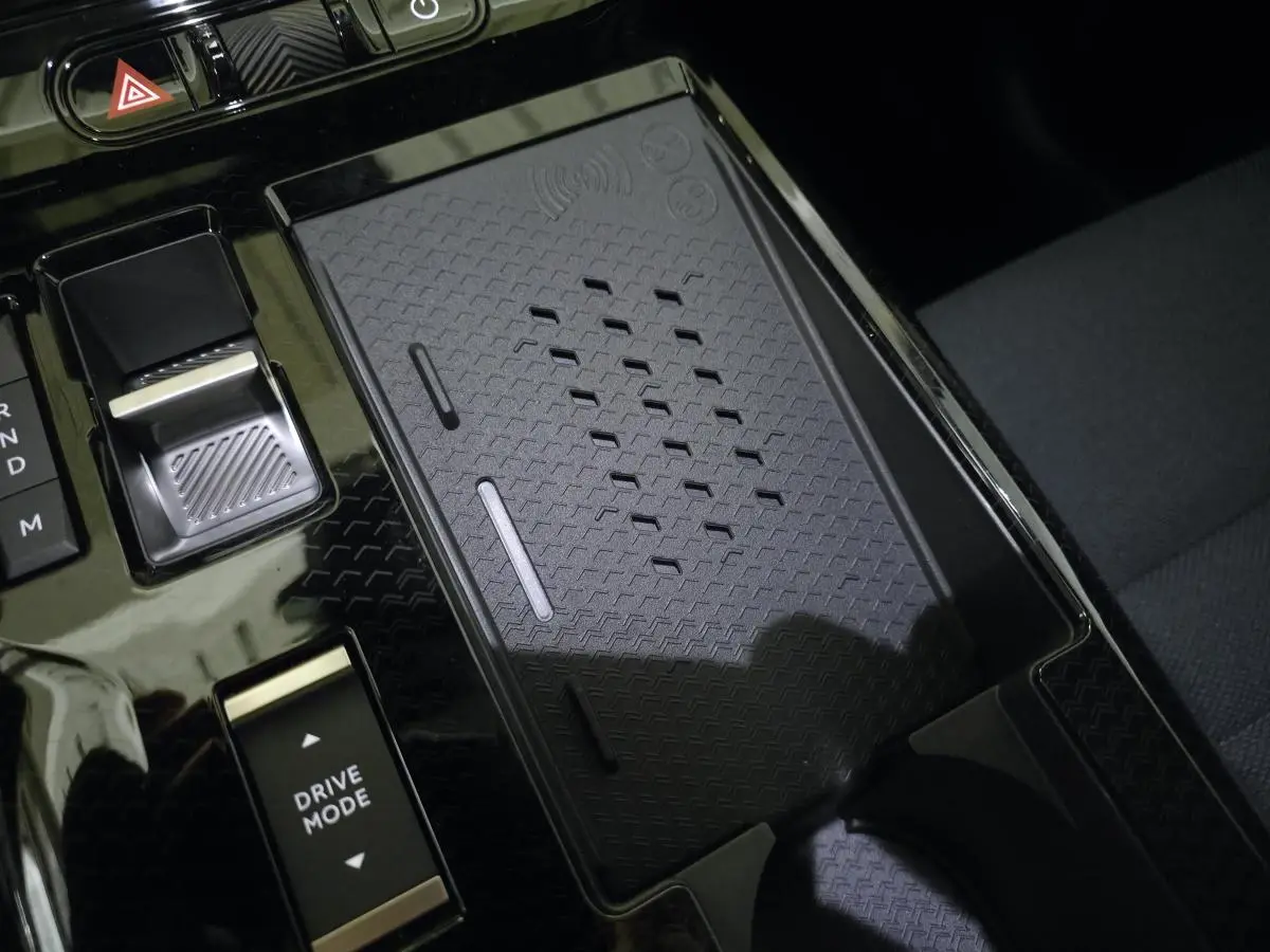 Gros plan sur la console centrale noire du Citroën C5 Aircross vert, avec pavé tactile et bouton Drive Mode visible.