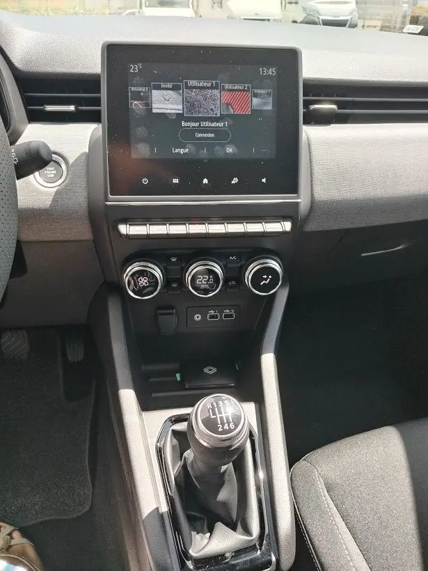 Vue intérieure centrée sur la console centrale d'une Renault Clio V TCE 90 Evolution avec boîte manuelle et écran tactile.