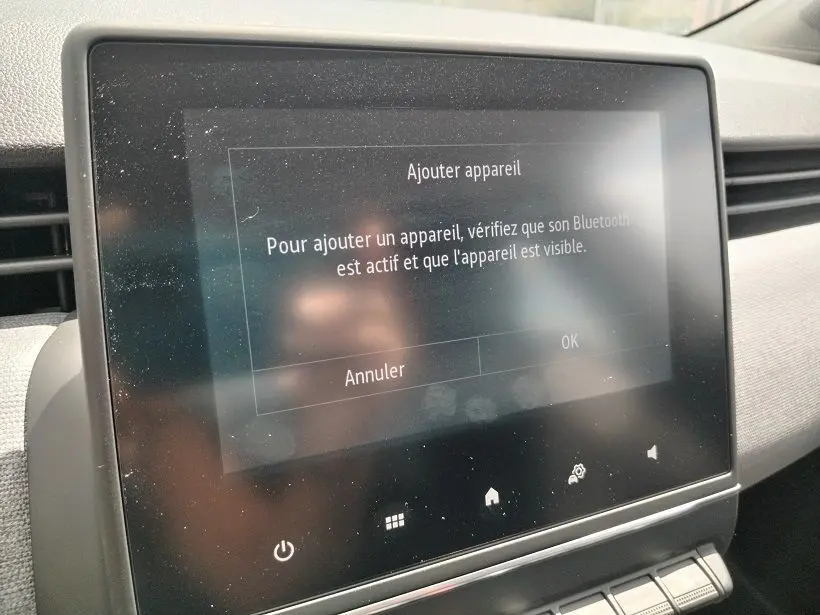 Écran tactile central du tableau de bord de la Renault Clio V TCE 90 Evolution, affichant l'option Bluetooth.