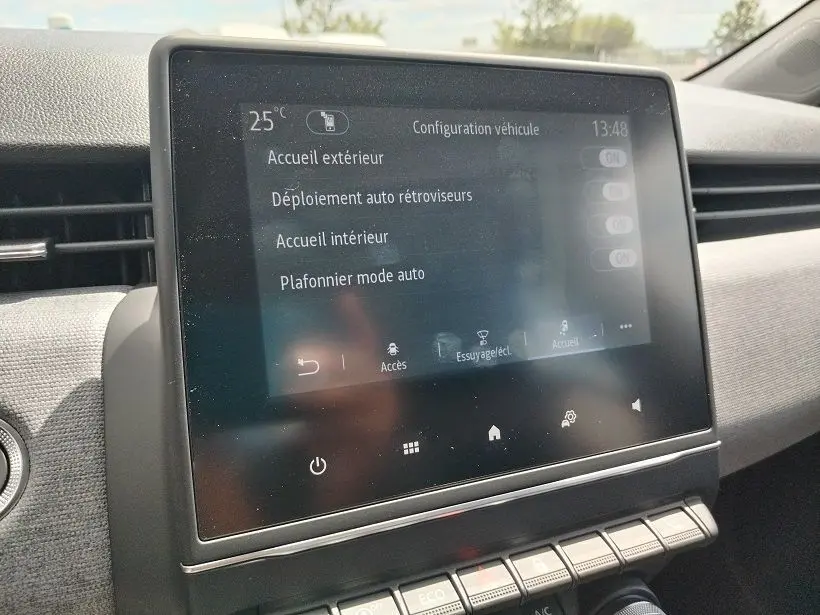 Écran tactile central de la Renault Clio V TCE 90 Evolution affichant les réglages de configuration véhicule.