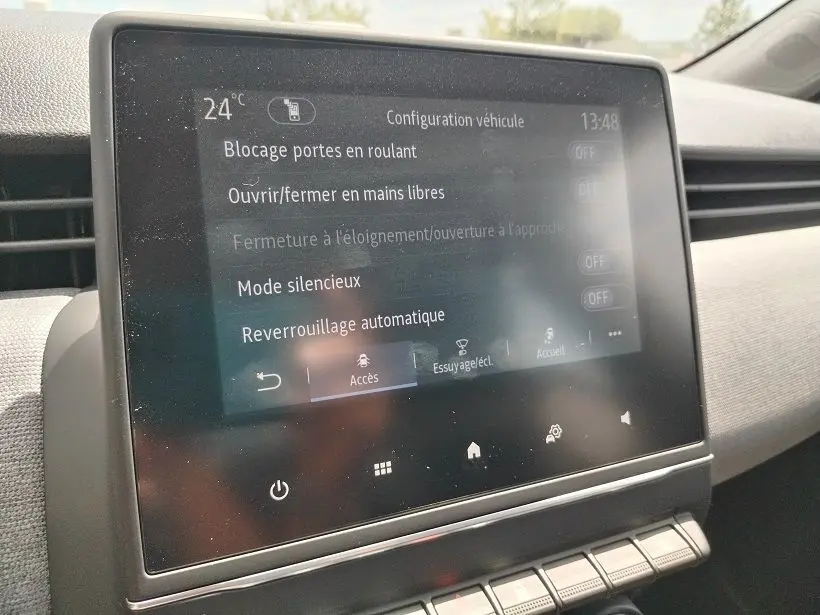 Écran tactile central de la Renault Clio V TCE 90 Evolution affichant les options de configuration véhicule en intérieur.