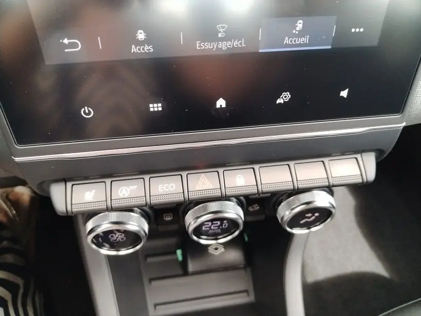 Gros plan sur la console centrale de la Renault Clio V TCE 90 Evolution avec commandes climatisation et écran tactile.