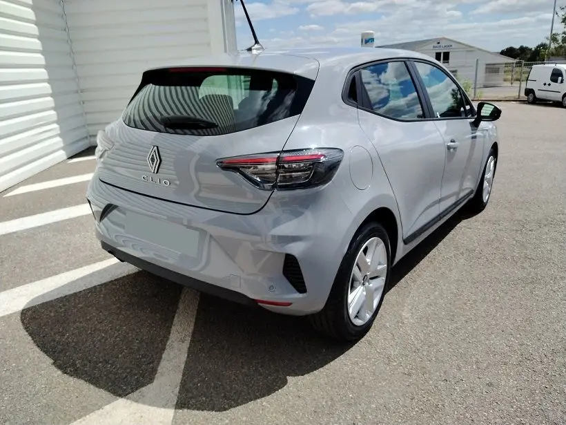 Vue 3/4 arrière droite d'une Renault Clio V TCE 90 Evolution gris Rafale, avec feux arrière LED et jantes alliage.
