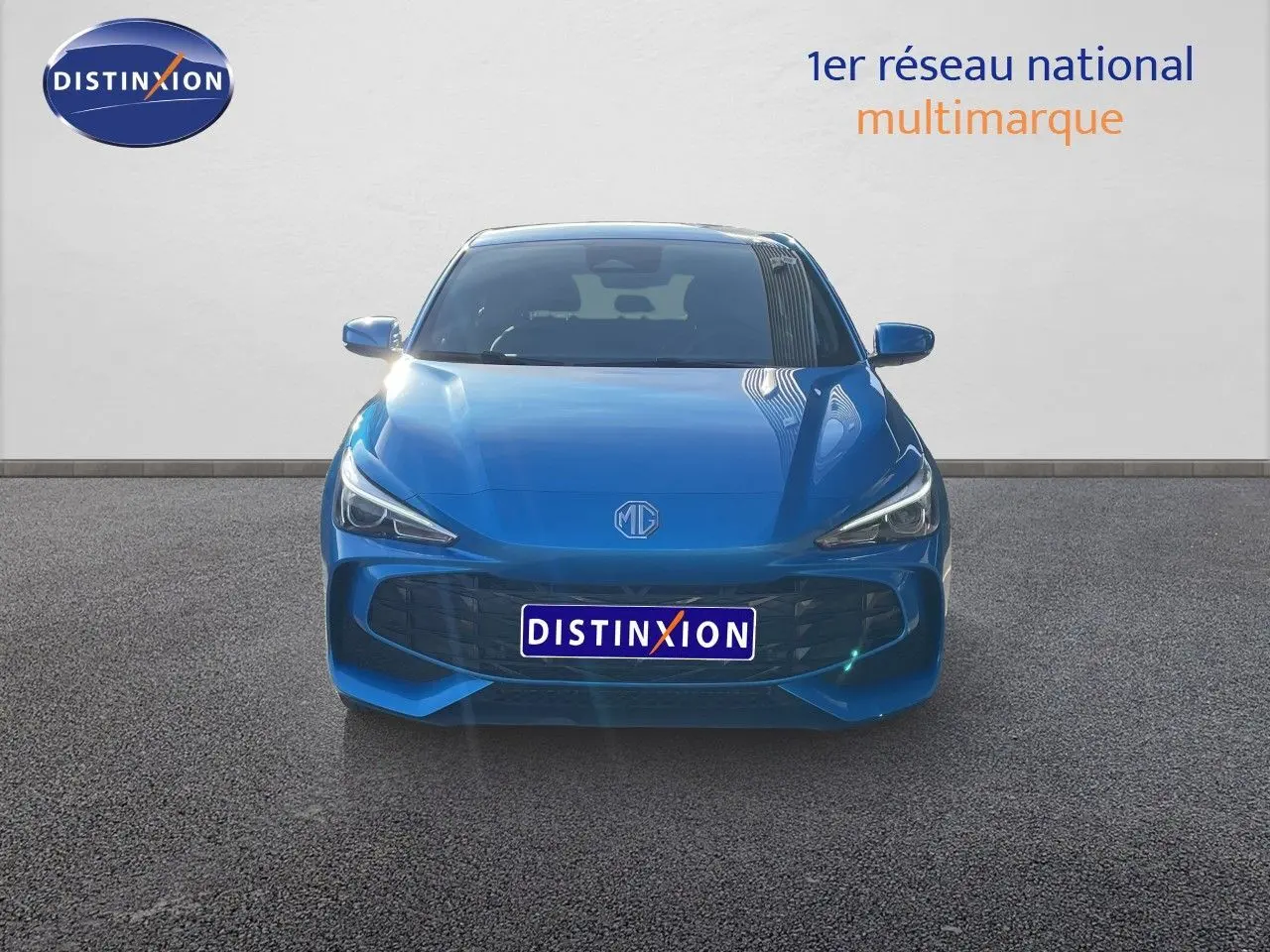 Vue avant d'une MG3 2024 hybride en bleu Como Metal avec calandre large et phares LED fins allumés.