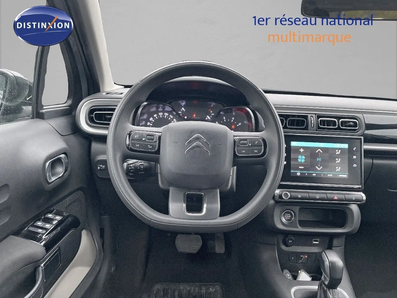 Vue frontale de l'habitacle de la Citroën C3 2023, tableau de bord noir avec écran tactile et volant multifonction.