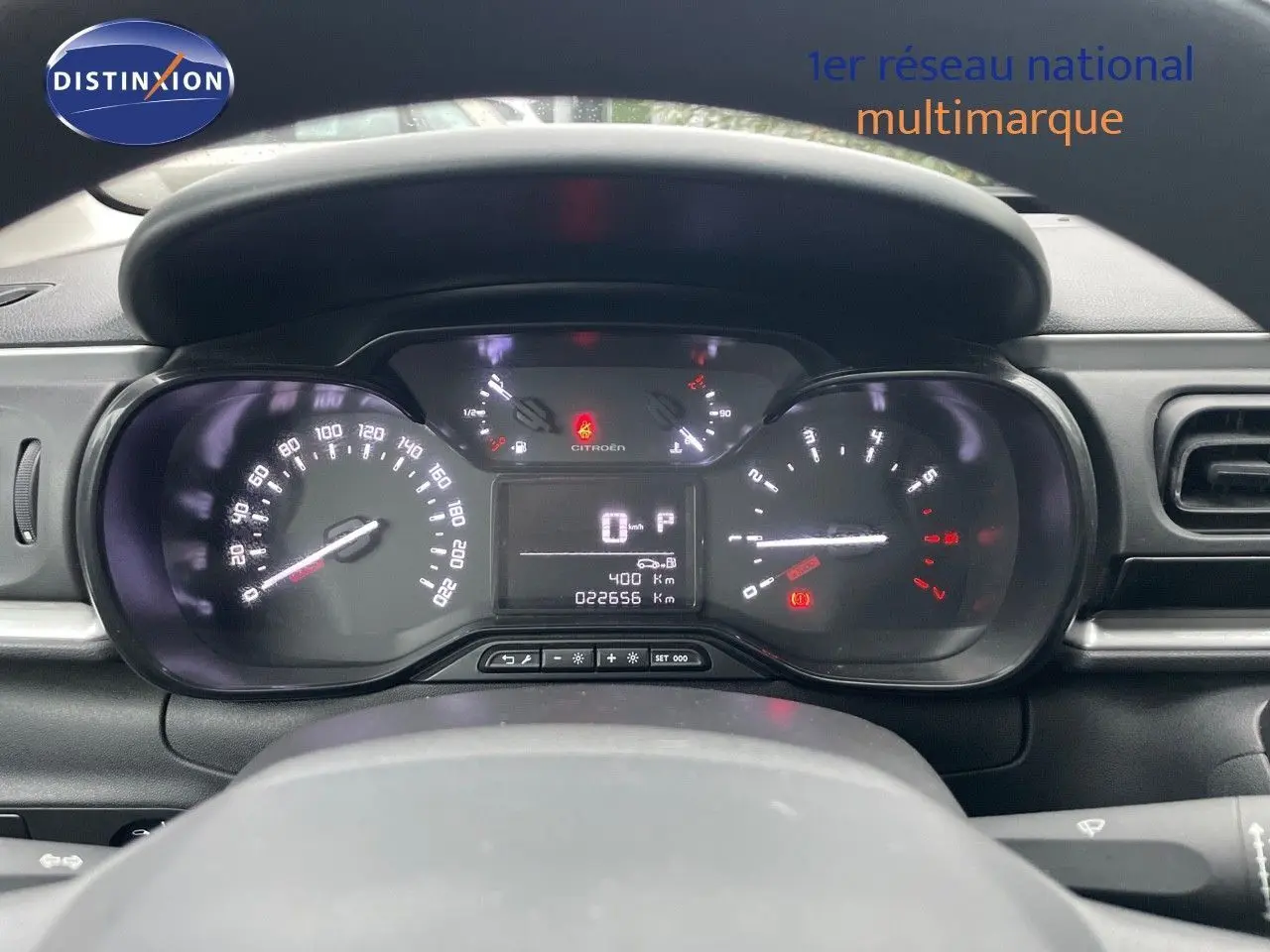 Tableau de bord et compteur digital d'une Citroën C3 2023 vue de face depuis le siège conducteur.