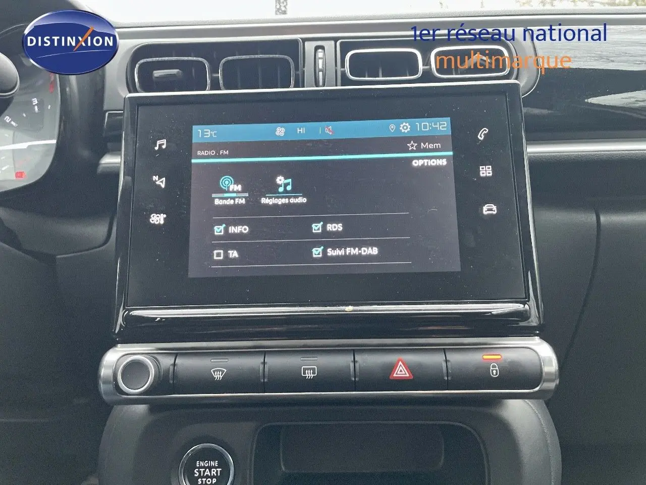 Tableau de bord de Citroën C3 2023 avec écran tactile central affichant les réglages radio, boutons de commande en ligne.